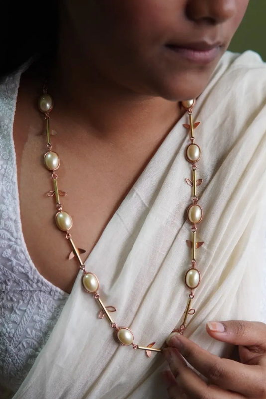 PEARL STRING NECKPIECE